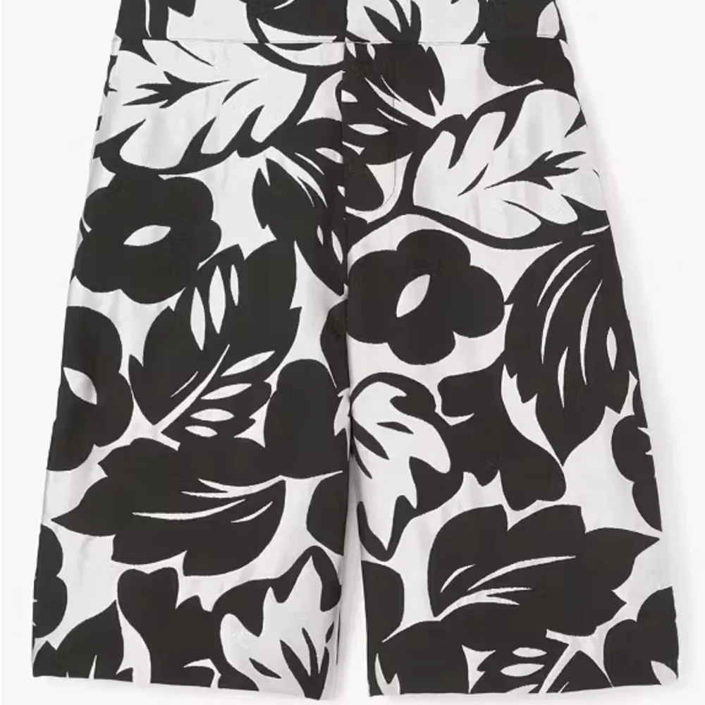 Kate Spade Monochrome Floral Pattern Shorts - Picture 1 of 2